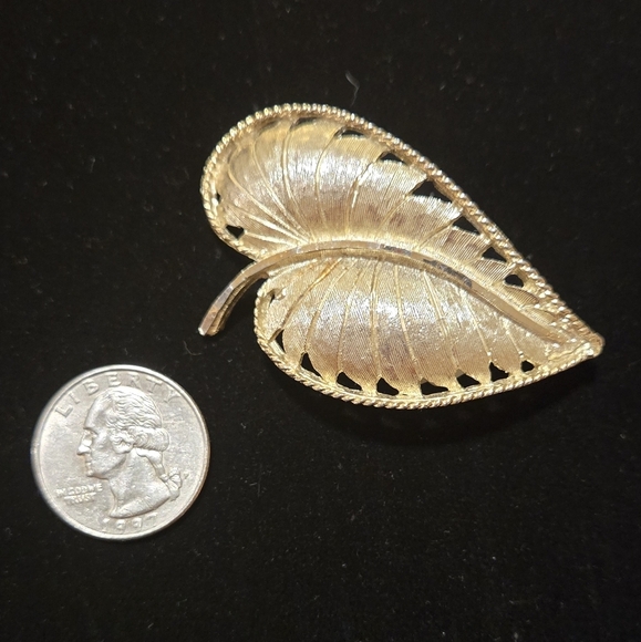 Elegant Gold Leaf Brooch - Picture 1 of 3